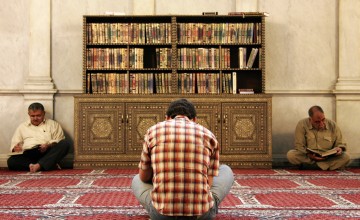 Men_reading_the_Koran_in_Umayyad_Mosque,_Damascus,_Syria