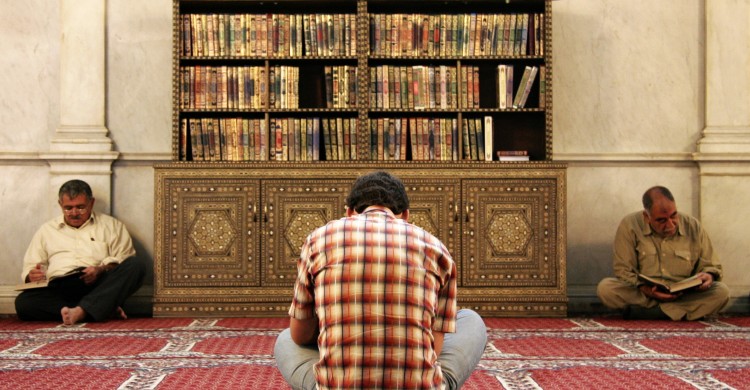 Men_reading_the_Koran_in_Umayyad_Mosque,_Damascus,_Syria