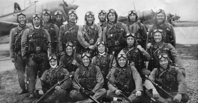 1024px-Japanese-Kamikaze-Pilots-Group-Photo